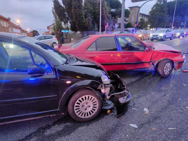 AMP.- Largas retenciones en la Avenida de Madrid de Vigo por un aparatoso accidente múltiple con heridos leves