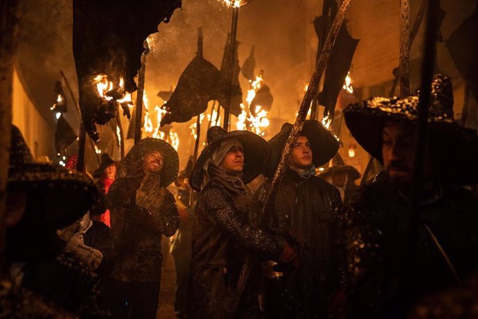 Varias personas caminan con antorchas durante la celebración de la Procesión Cívica del Vítor, a 27 de septiembre de 2022, en Mayorga, Valladolid, Castilla y León, (España). 