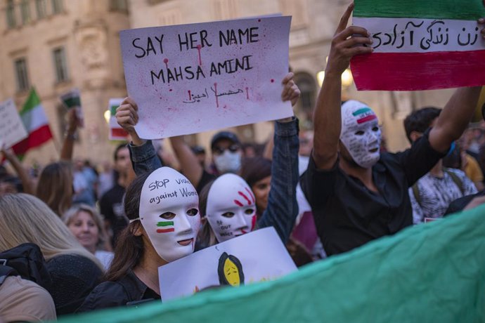 Varias mujeres con máscaras durante una concentración para defender los derechos de la mujer en Irán, a 27 de septiembre de 2022, en Barcelona, Cataluña (España). Durante la protesta, han reclamado una investigación policial por la muerte de Mahsa Amini