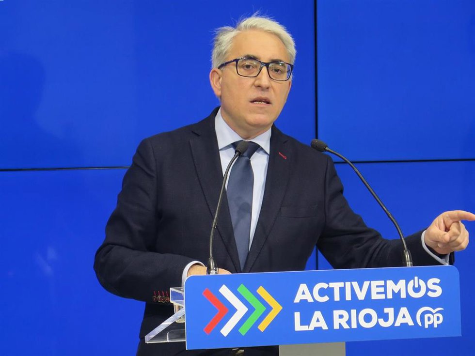 Archivo - El portavoz del Grupo Parlamentario Popular, Jesús Ángel Garrido, en comparecencia de prensa