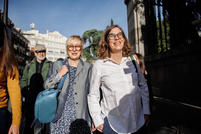 La diputada de la CUP, Eulàlia Reguant, (d), llega acompañada de su madre a un juicio, en el Tribunal Supremo.
