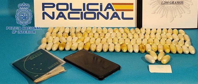 Droga incautada por la Policía Nacional a un mulero en el aeropuerto de Lanzarote