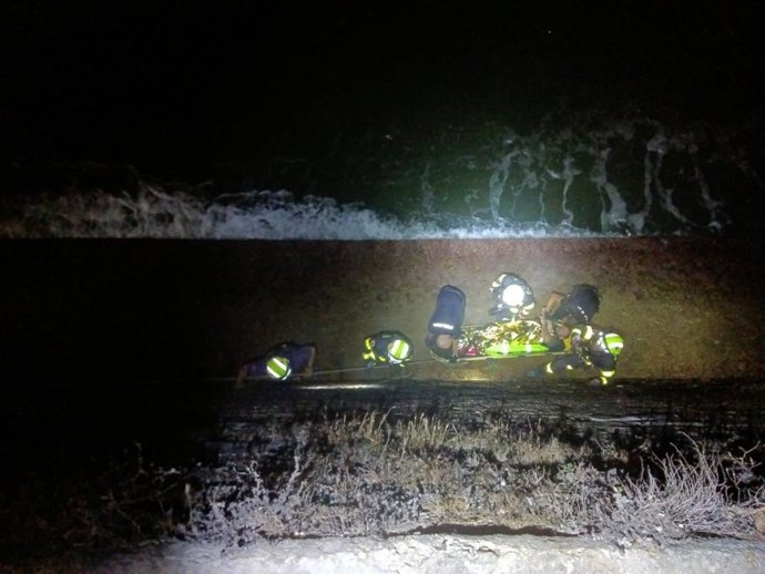 Agentes de la Policía Nacional y de Bomberos asisten al precipitado por la Alameda en Cádiz.