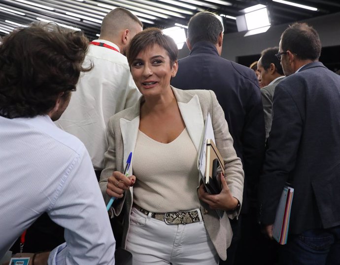 La ministra Portavoz, Isabel Rodríguez, conversa a su salida de una rueda de prensa posterior a la reunión del Consejo de Ministros, en el Palacio de La Moncloa, a 27 de septiembre de 2022, en Madrid (España). Durante el Consejo de Ministros, se ha inic