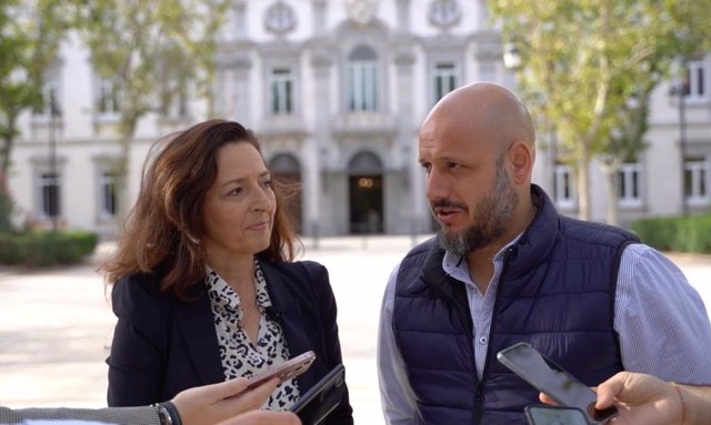 La vicesecretaria jurídica de Vox, Marta Castro, y el  secretario general de Solidaridad, Rodrigo Alonso, frente al TS