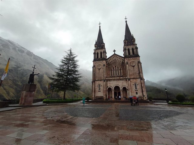 Archivo - Basílica de Covadonga nevada en primavera.