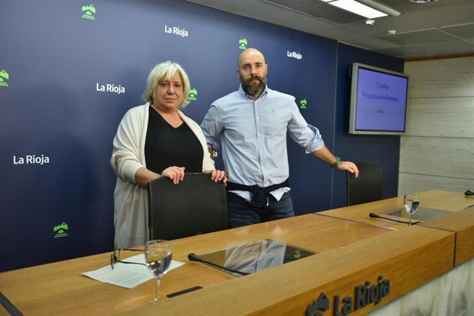 La directora general de Cultura, Ana Zabalegui, junto al programador de la Filmoteca Azcona, Félix Abel de la Cruz, en la presentación de la nueva temporada de la Filmoteca