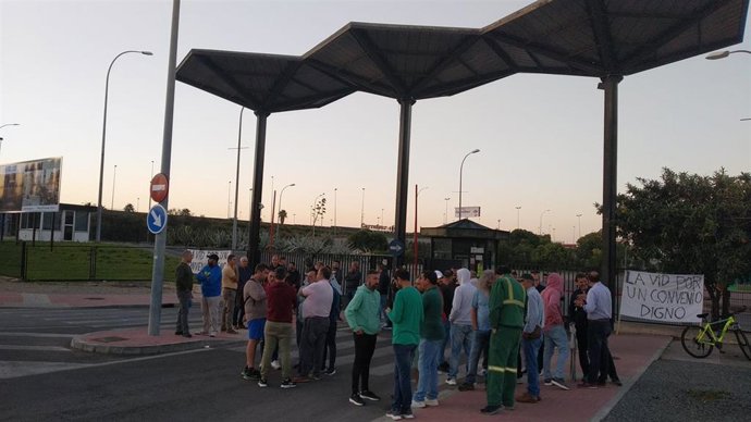 Trabajadores de la vid en la puerta de una bodega en huelga.