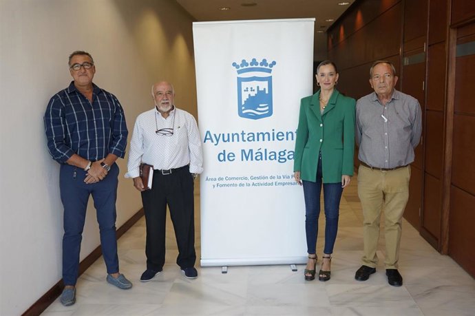 La concejala de Comercio, Elisa Pérez de Siles, junto con los presidentes de las asociaciones que agrupan de forma mayoritaria a los vendedores ambulantes en la provincia, Miguel Bermúdez (AFUVA) y Juan Rojas (AVAM), en una rueda de prensa