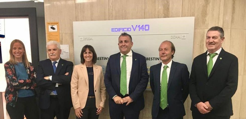 Marta Carrasco, directora de sostenibilidad de Feníe Energía; Enrique del Valle, consejero de Administración; Paula Román, directora general; Jaume Fornés, presidente; Carlos Corraes, director de Finanzas, y Andrés Sabater, consejero