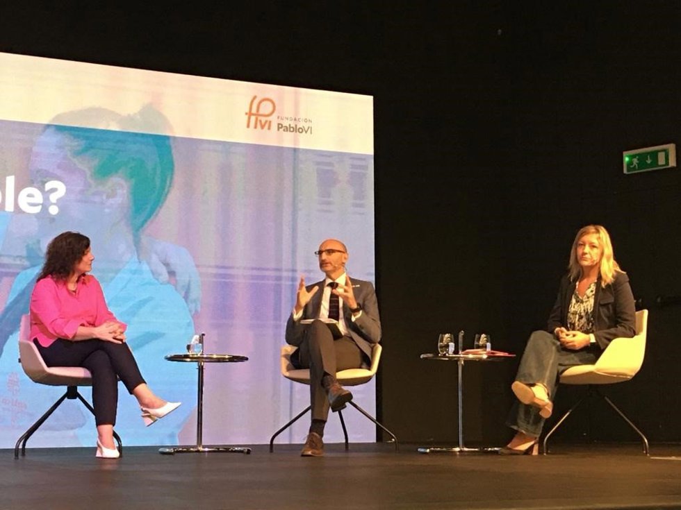 Milagros Paniagua, Jesús Avezuela y Natalia Peiro en la Jornada ¿Otra economía es posible?