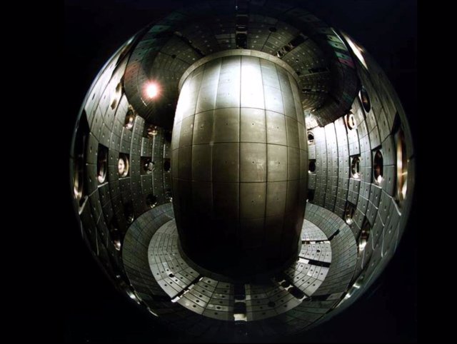 Interior de un reactor de fusión "Tokamak".