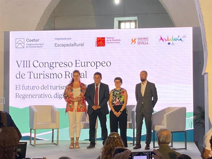 La vicepresidenta de Prodetur, Manuel Cabello, junto al alcalde de Cazalla, Sotero Martín, en la inauguración de  Coetur.