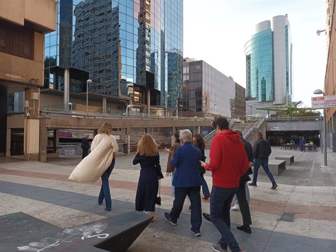 La portavoz municipal del PSOE en el Ayuntamiento de Madrid visita la zona comercial de Azca para reunirse con vecinos y empresarios