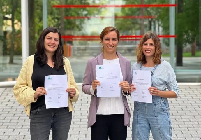 La portavoz de Más Madrid en la Asamblea, Mónica García, junto con diputadas del grupo parlamentario