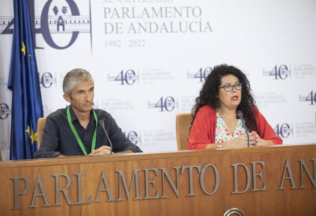 El presidente de Élite Taxi, Rafael Baena, y la presidenta del Grupo Mixto-Adelante Andalucía, Maribel Mora, este miércoles en rueda de prensa.