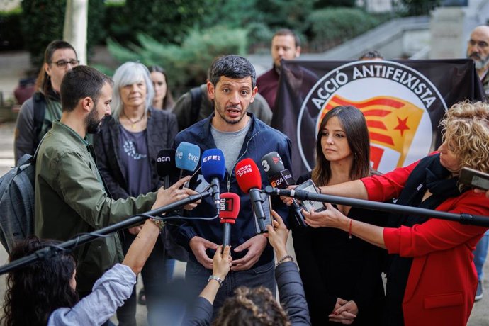 El diputado de la CUP en el Parlament, Xavier Pellicer, ofrece declaraciones a los medios, acompañado de la portavoz del Secretariado de la CUP, Maria Sirvent (d), en las inmediaciones del Tribunal Supremo donde tiene lugar el juicio de Eullia Reguant,