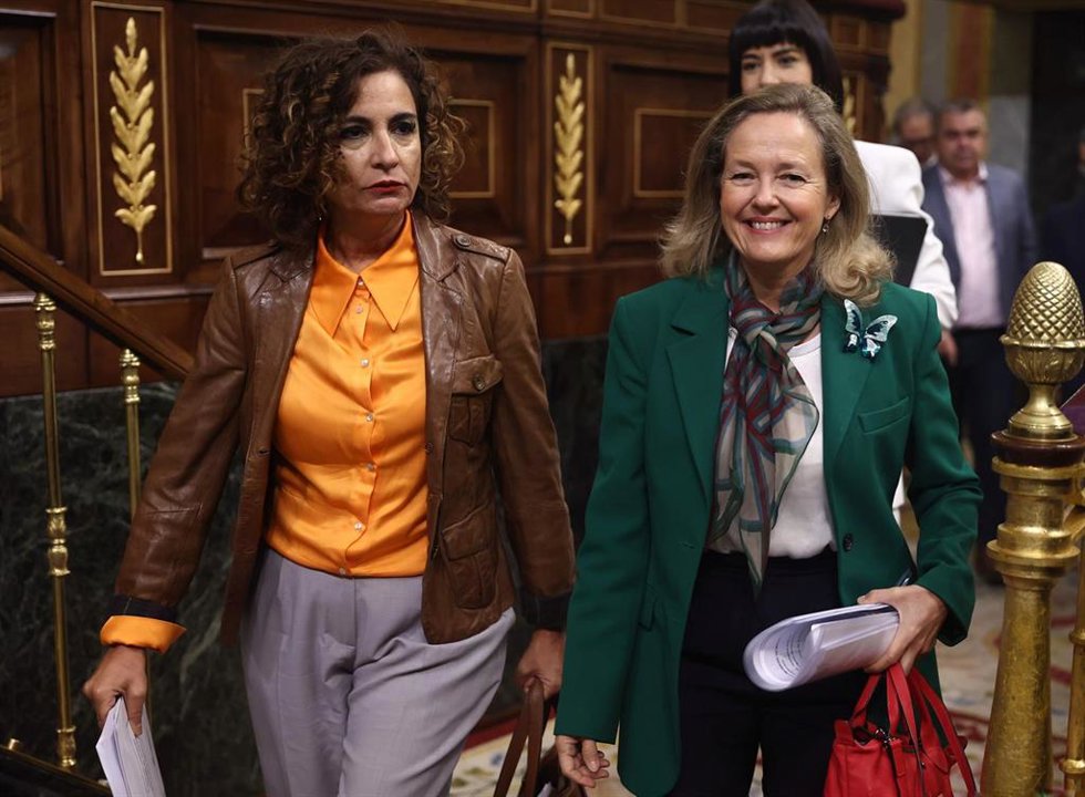 La ministra de Hacienda, María Jesús Montero (i) y la vicepresidenta primera del Gobierno y ministra de Asuntos Económicos, Nadia Calviño (d), a su llegada a una sesión plenaria