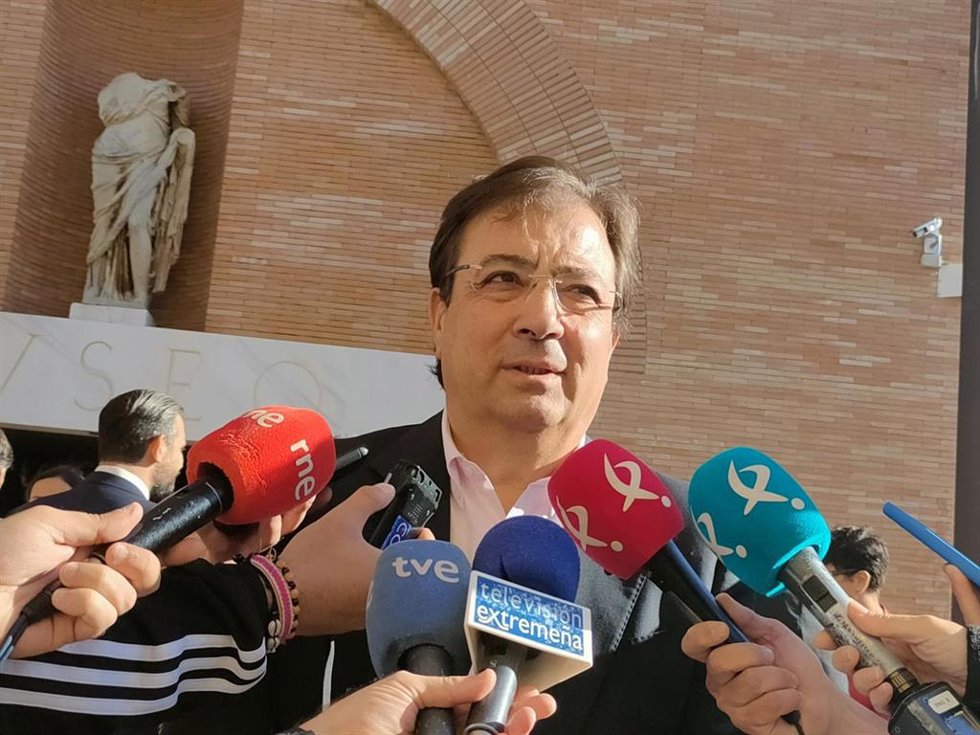 El presidente de la Junta de Extremadura, Guillermo Fernández Vara, atiende a los medios de comunicación junto al Museo Nacional de Arte Romano de Mérida.