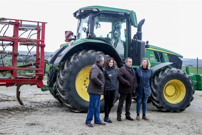 Archivo - La presidenta de la Comunidad de Madrid, Isabel Díaz Ayuso (2i), y la consejera de Agricultura de la Comunidad de Madrid, Paloma Martíni (d), posan con los dueños de la explotación Agropecuaria El Espino Camino del Espino donde han acudido par