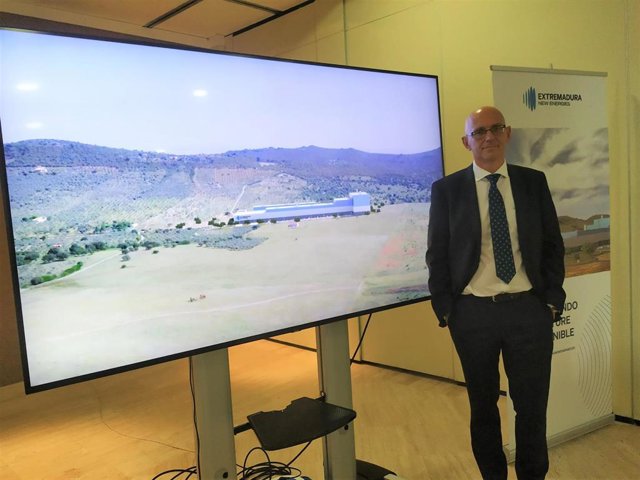 El CEO de Extremadura New Energies, Ramón Jiménez, junto a una infografía de la planta de procesado de litio que se construiría junto a la mina en Cáceres