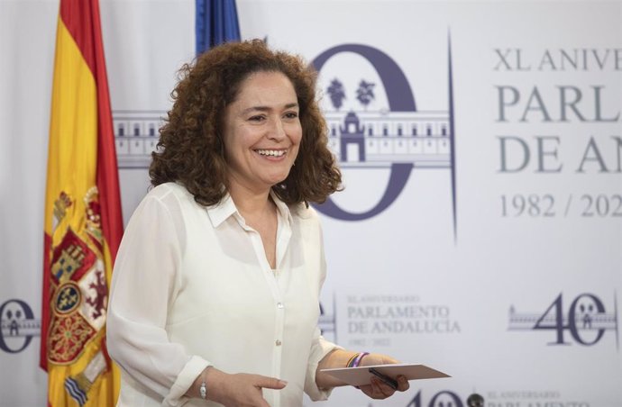 El portavoz del grupo parlamentario Por Andalucía, Inmaculada Nieto, durante la rueda de prensa con motivo de la reunión de la Mesa y de la Junta de Portavoces, en el Parlamento de Andalucía. A 28 de septiembre de 2022, en Sevilla (Andalucía, España).