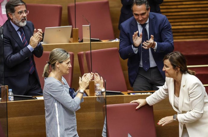 La portavoz adjunta del PP, Elena Bastidas (i) y la síndica del PP en Les Corts, María José Catalá (d), durante el Debate de Política General