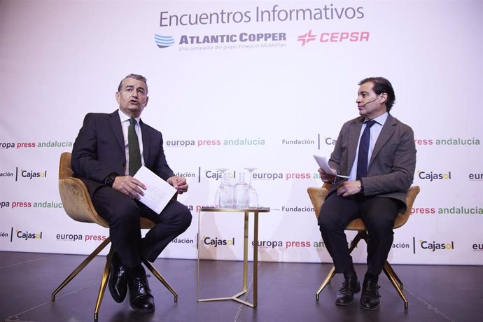 El consejero de Presidencia, Interior y Diálogo Social de la Junta de Andalucía, Antonio Sanz, (i) es entrevistado por el Delegado Territorial en Andalucía de Europa Press, Francisco Morón, (d) durante los desayunos informativos de Europa Press Andalucí