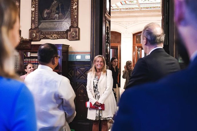 La viceconsejera de Política Educativa, Rocío Albert, recibe auxiliares conversación de centros educativos