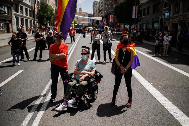Archivo - Varias personas con banderas republicanas marchan por el Día Internacional de los Trabajadores o Primero de Mayo, en la Gran Vía, a 1 de mayo de 2022, en Madrid (España).