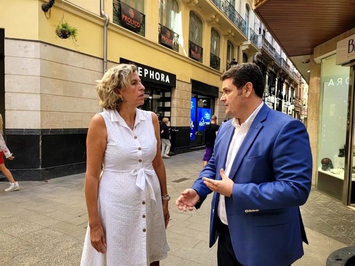 La concejal popular Mercedes Bernabé y el presidente de la Federación de Comercio de Murcia, Santiago Vera.