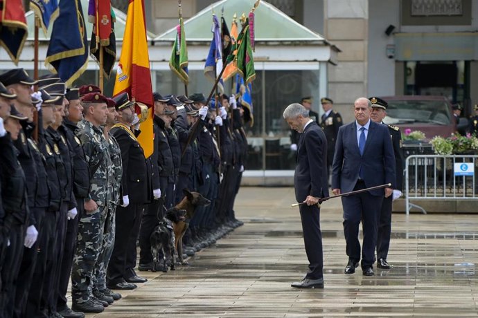 El ministro de Interior, Fernando Grande-Marlaska, y el director general de la Policía, Francisco Pardo, en el acto central del Día de la Policía