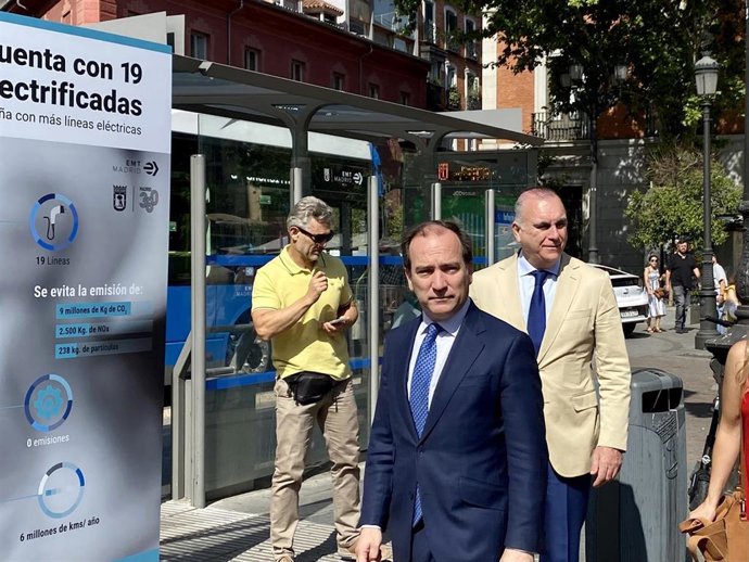 Archivo - El delegado de Medio Ambiente y Movilidad, Borja Carabante, durante el anuncio de más líneas eléctricas para la EMT.