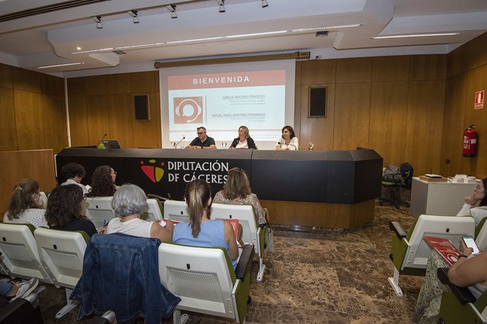 Reunión de la diputada de Asuntos Sociales, Amelia Molero, con las trabajadoras sociales de la provincia