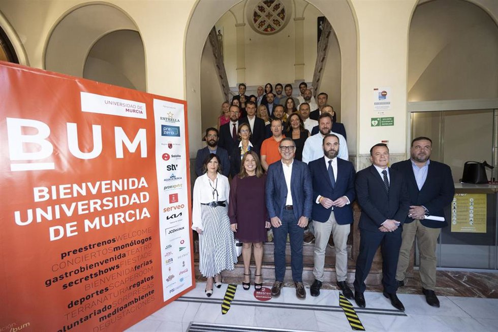 Fotografía De Familia Con Representantes De Las Empresas Y Entidades Patrocinadoras Y Colaboradoras