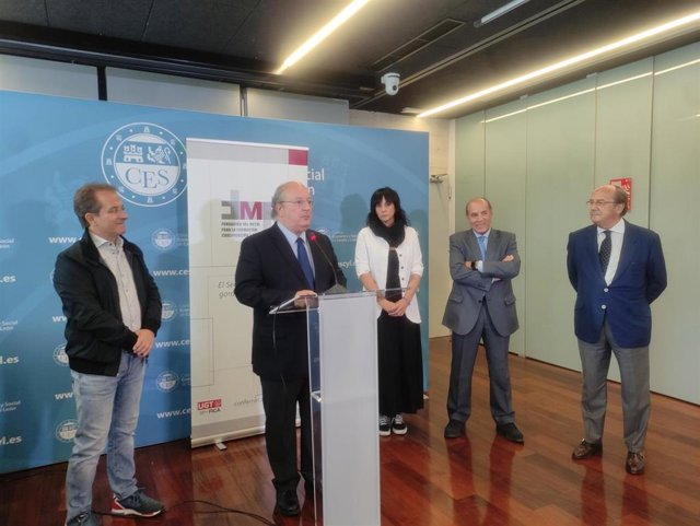 El secretario general de la Federación de Industria, Construcción y Agro de UGT (UGT-FICA), Pedro Hojas, a la izquierda, durante la jornada en el CES.