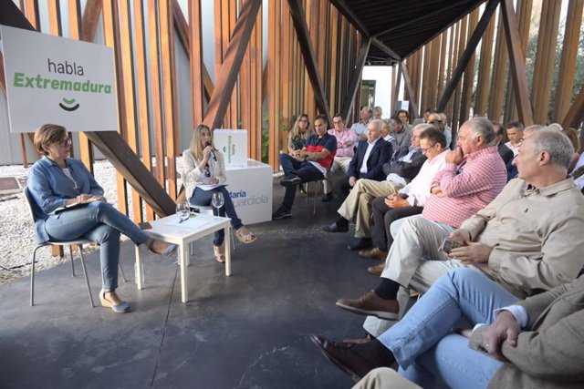 La presidenta del PP extremeño, María Guardiola, en una reunión de 'Habla Extremadura' sobre el mundo rural