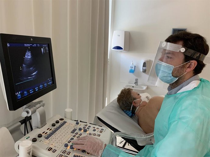 El doctor Arias de Quirónsalud realiza un ecocardio a una paciente