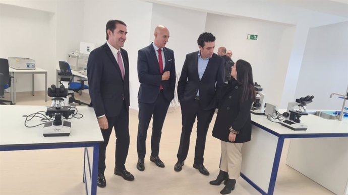 Jennifer Giner, directora del centro; Ricardo Alonso, director territorial de la zona noroeste de HM Hospitales; el consejero Juan Carlos Suárez-Quiñones, y el alcalde de León, José Antonio Diez.