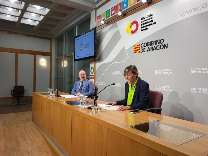 La directora general de Comercio, Eva Fortea, y el presidente de la Asociación de Empresarios del Somontano Barbastro, José Antonio Pérez, presentan el Congreso Aragonés de Comercio e Innovación.