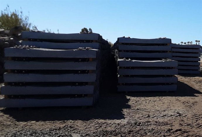 Material ya preparado para la renovación de nueve kilómetros de vía entre las estaciones de Arahal y Marchena, en la provincia de Sevilla.
