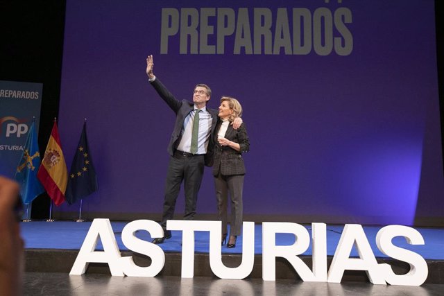 Archivo - Imagen de archivo de Alberto Núñez Feijóo y Teresa Mallada durante un acto celebrado con afiliados del PP en el Teatro Campoamor de Oviedo, a 17 de marzo de 2022
