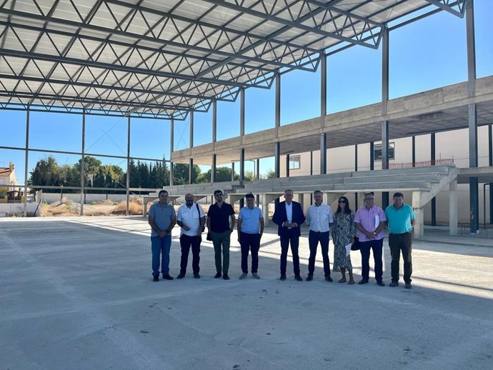 El delegado de Cohesión Territorial de la Diputación de Córdoba, Juan Díaz (quinto por la dcha.), en su visita a La Guijarrosa.