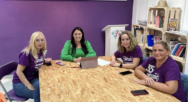 Imagen del encuentro de la dirigente de Podemos y parlamentaria de Por Andalucía, Alejandra Durán, con las monitoras escolares.