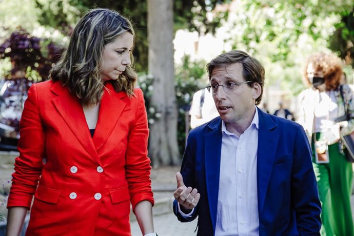 Archivo - La portavoz del PSOE en el Ayuntamiento de Madrid, Mar Espinar, y el alcalde de Madrid, José Luis Martínez-Almeida