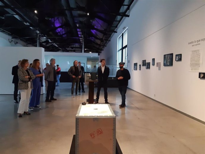 La concejal de Acción y Promoción Cultural del Ayuntamiento de León, Evelia Fernández, ha inaugurado esta mañana, junto a los cinco artistas participantes, 'Expositivos 22'.
