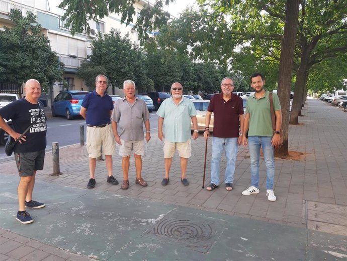 El portavoz del grupo municipal IU-Podemos, Daniel González Rojas, se reúne con vecinos de Alcosa para comprobar el estado del carril bici a su paso por la barriada.