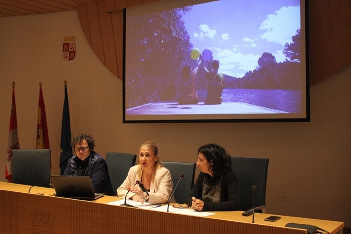De izda a dcha, Diego Palacios, Yolanda de Gregorio y Laura de Diego presentan el vídeo de Aspace Soria.