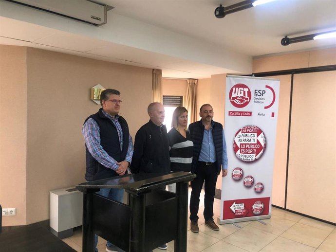 Faustino Temprano, en el centro de la imagen, durante su visita a Ávila.