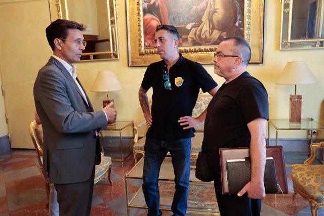 El alcalde de Granada, Francisco Cuenca, primero por la izquierda en la imagen, con representantes de la Gremial del Taxi